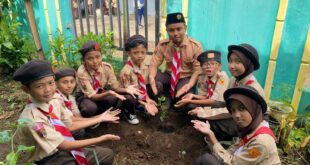 Pramuka SDN 1 Purwanegara Hijaukan Sekolah di Hari Tunas ke-64 Dengan Aksi Menanam Pohon